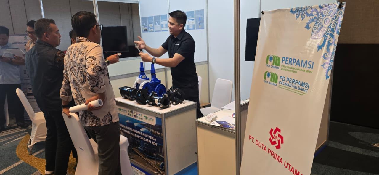 Product discussions and demonstrations at the DPU booth.