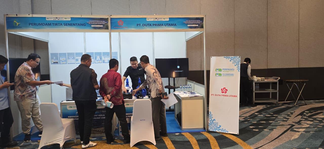 Visitors at the PT Duta Prima Utama booth during Rakerda PERPAMSI Kalimantan Barat.