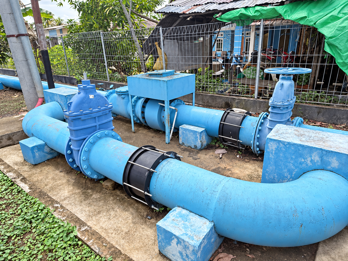 Overview of blue pipework, gate valves and black MaxiFit couplings at Kubu Raya