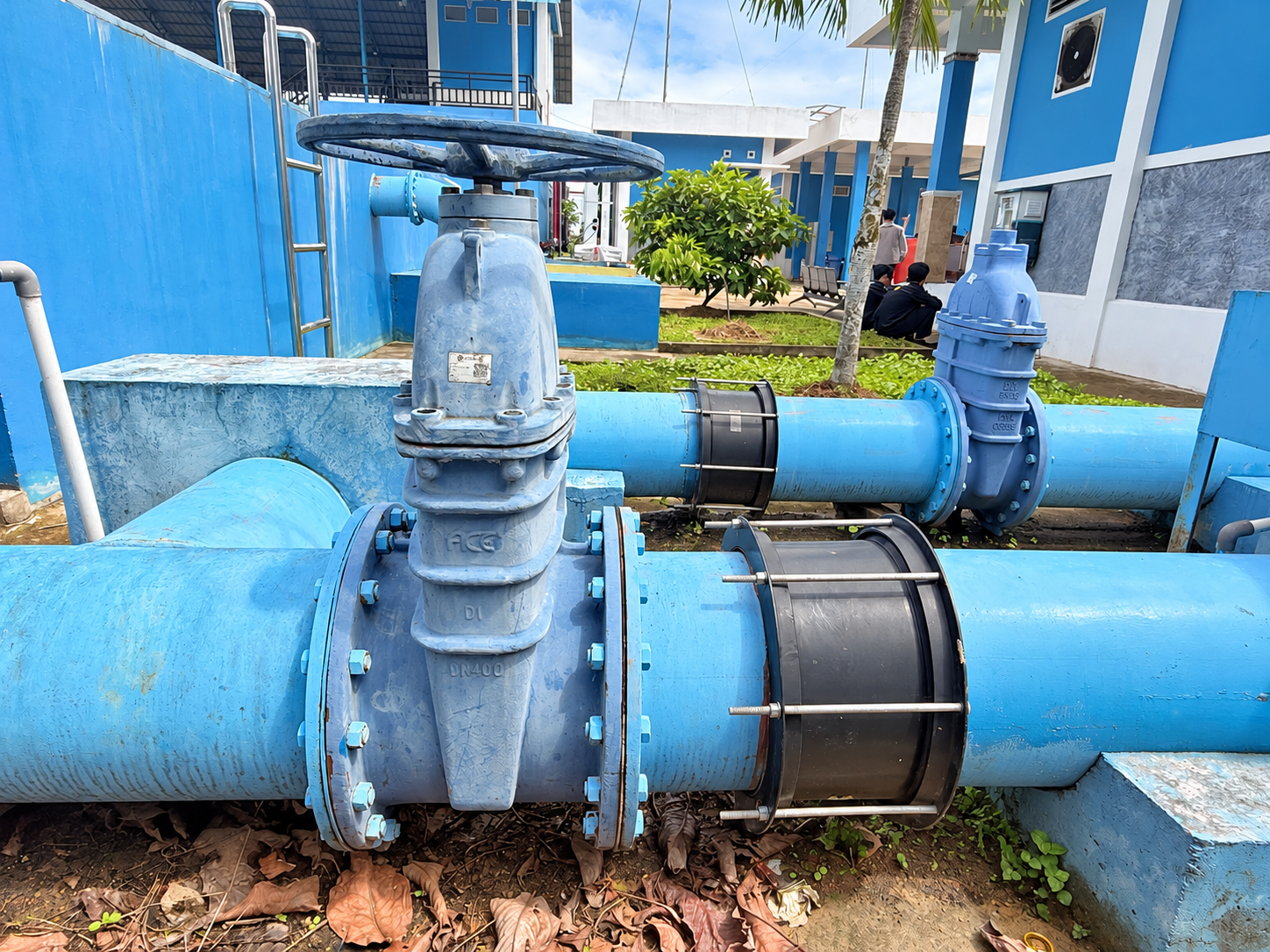 A closer view of the gate valve and MaxiFit coupling installation.